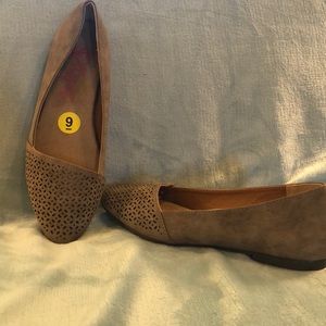 NWOT size 9 tan suede like shoes